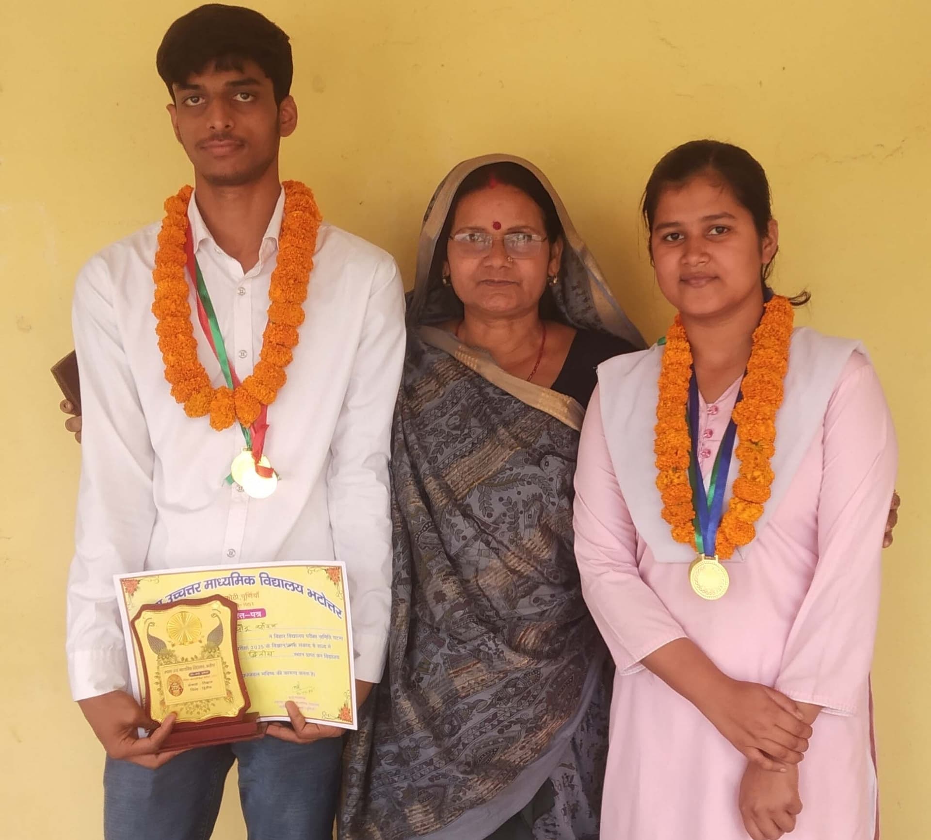 सुखसेना पूर्व की मुखिया ने मैट्रिक व इंटर टॉपरों को किया सम्मानित