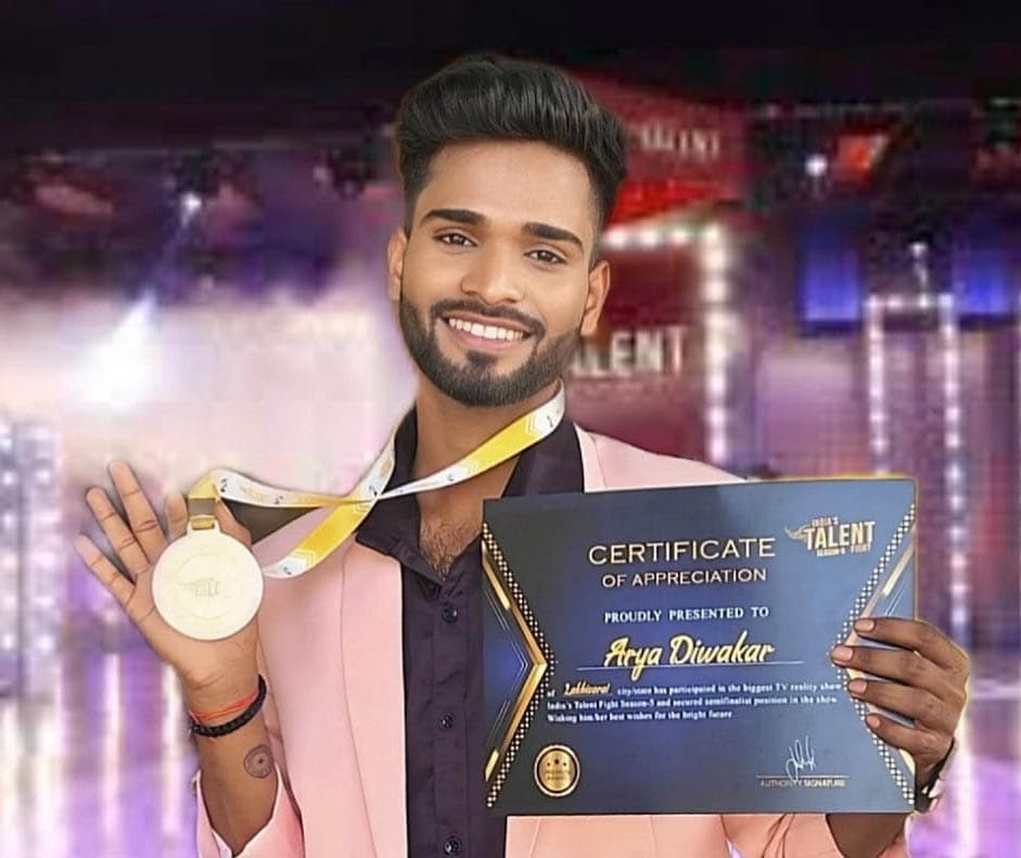 दिवाकर को सिंगिंग प्रतियोगिता रुड़की में मेडल से किया गया सम्मानित