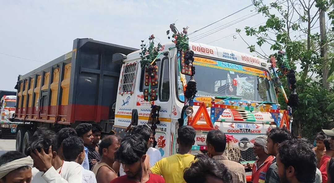 हाइवा की टक्कर से वृद्ध महिला की मौत, ग्रामीणों ने किसर सड़क जाम