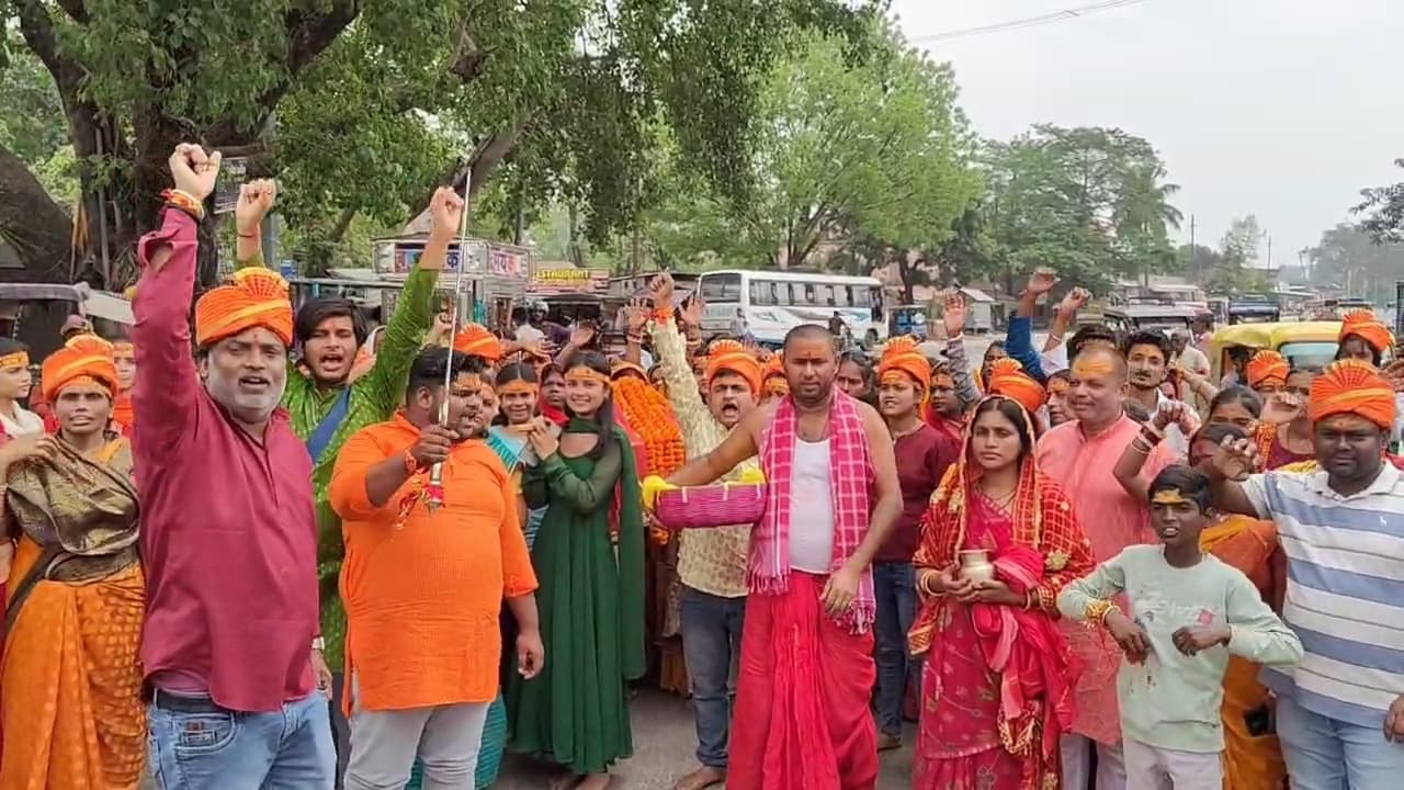 कालरात्रि पूजा पर श्रद्धालुओं ने किया नगर भ्रमण, लगाये माता के जयकारे