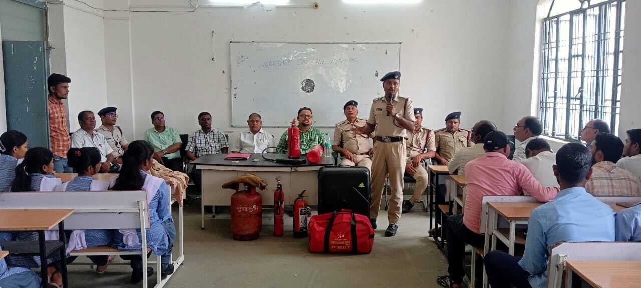 आइटीआइ बांका में माॅकड्रिल के जरिये आग से बचाव की दी जानकारी