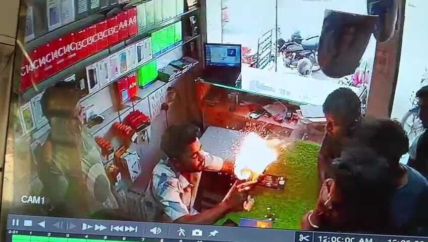 मोबाइल में पुरानी बैटरी बदलने के दौरान हुआ विस्फोट, मामूली रूप से झुलसा मैकेनिक