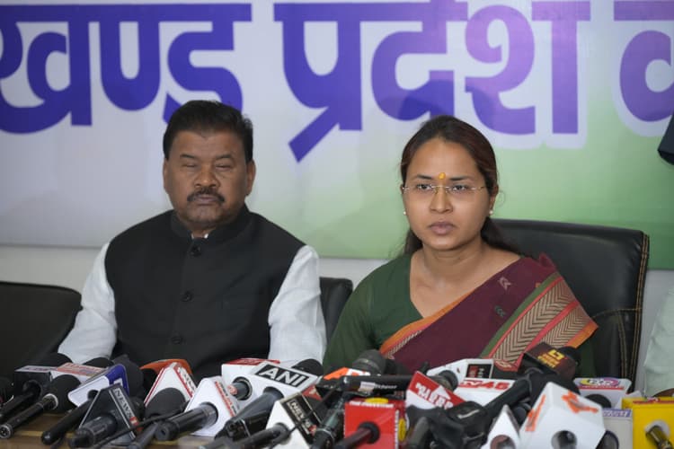 Political News : भाजपा मुसलिमों का अधिकार छीन रही, आदिवासियों की हितौषी नहीं : कांग्रेस