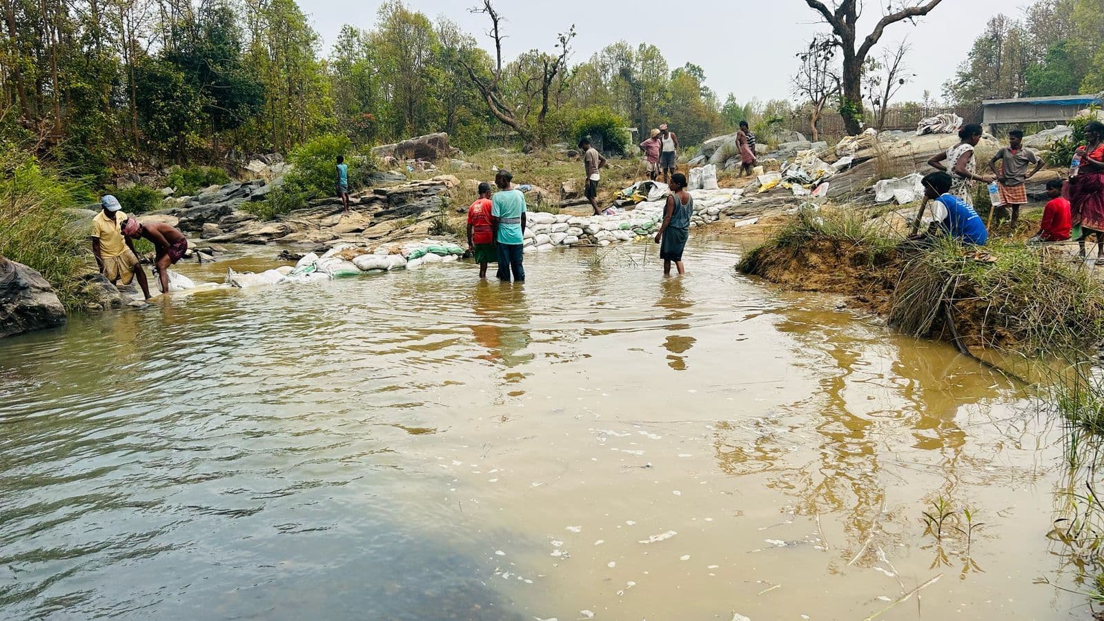 बोरी बांध का किया गया निर्माण
