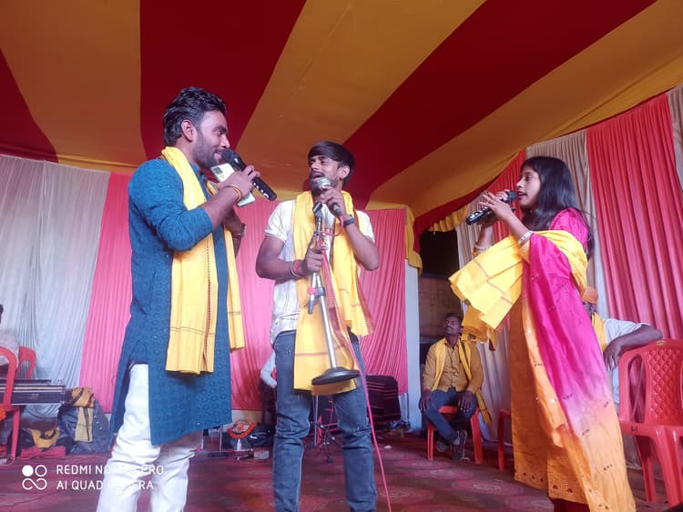 छठ पूजा : भक्ति जागरण कार्यक्रम में गायकों ने खूब किया मनोरंजन