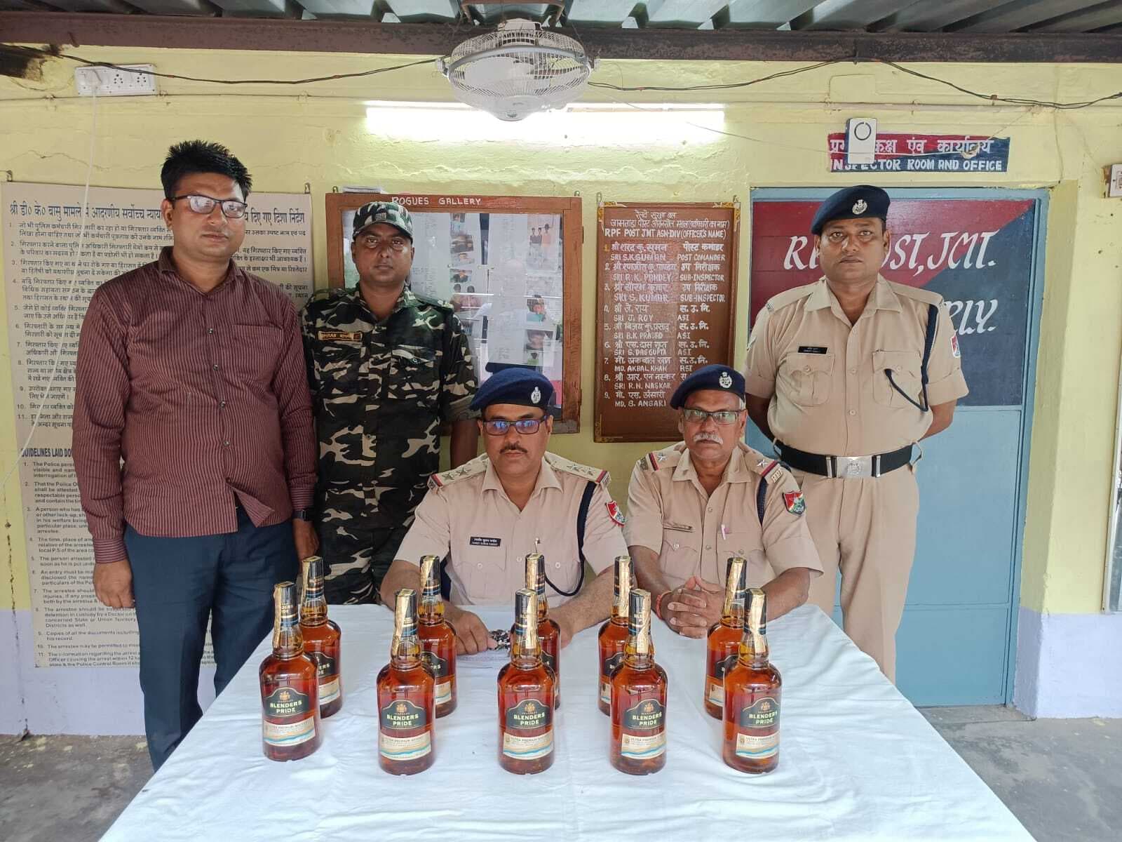 टाटा-बक्सर एक्सप्रेस से आरपीएफ ने किया अवैध शराब जब्त