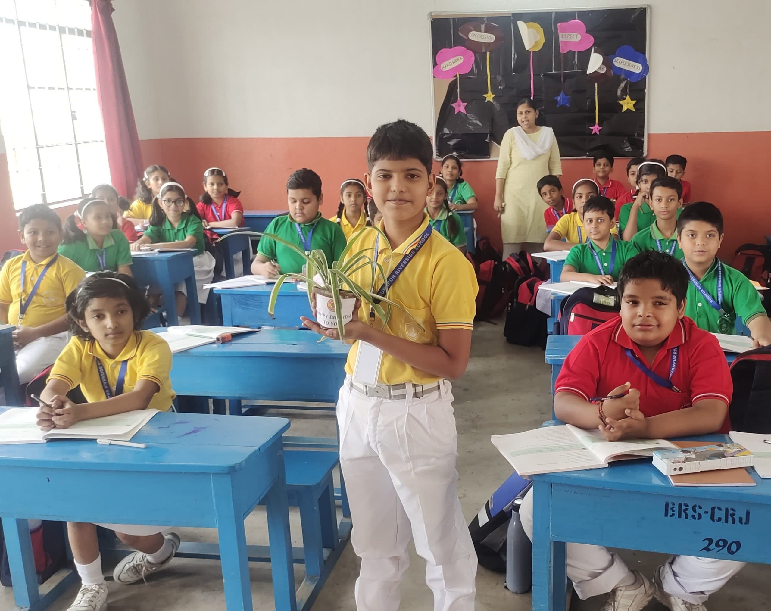 जन्मदिन पर बच्चों को विद्यालय प्रांगण में पौधरोपण के लिए कर रहे प्रेरित