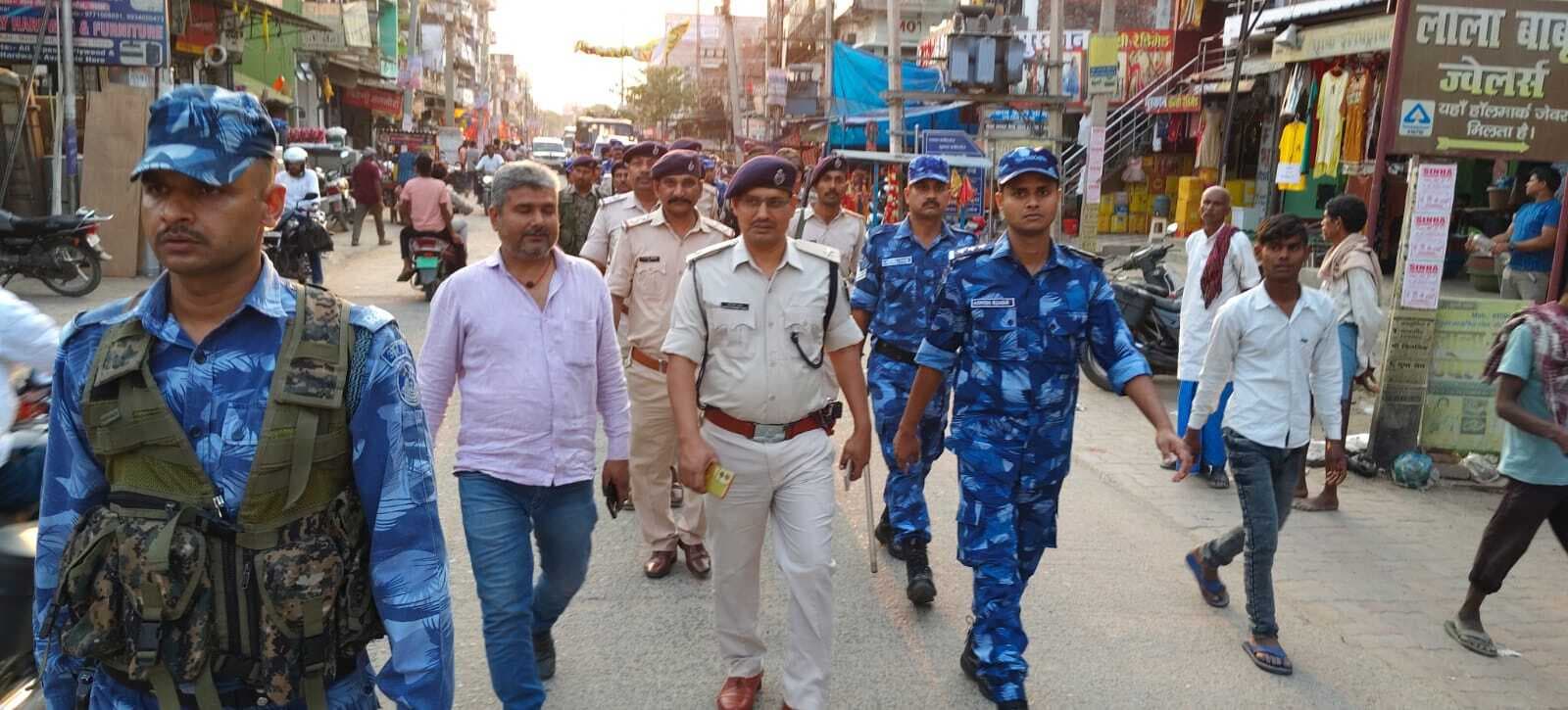रामनवमी को लेकर पुलिस ने  तरवा व वजीरगंज में निकाला फ्लैग मार्च