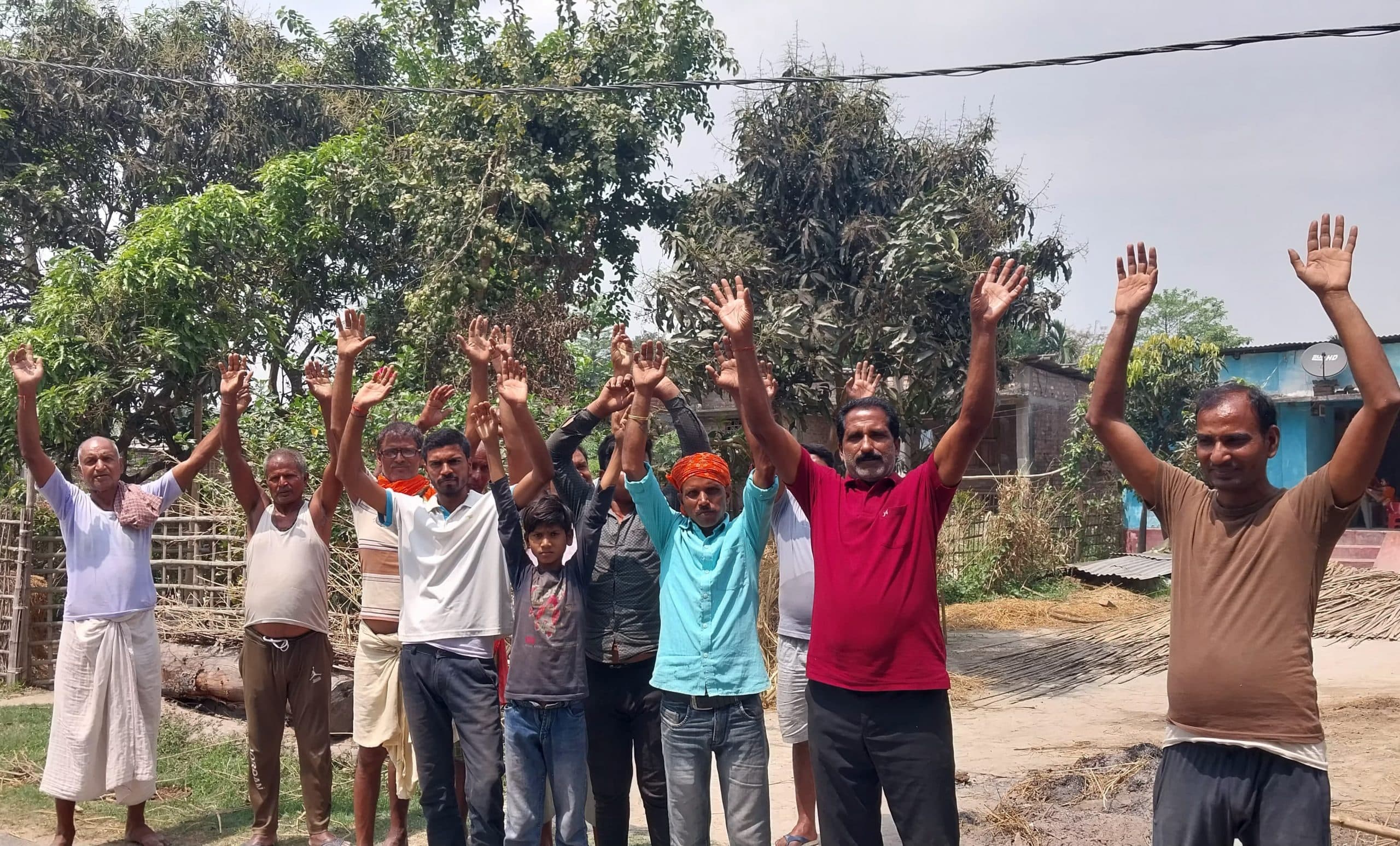 बिजली के जर्जर तार से नाराज ग्रामीणों ने किया प्रदर्शन