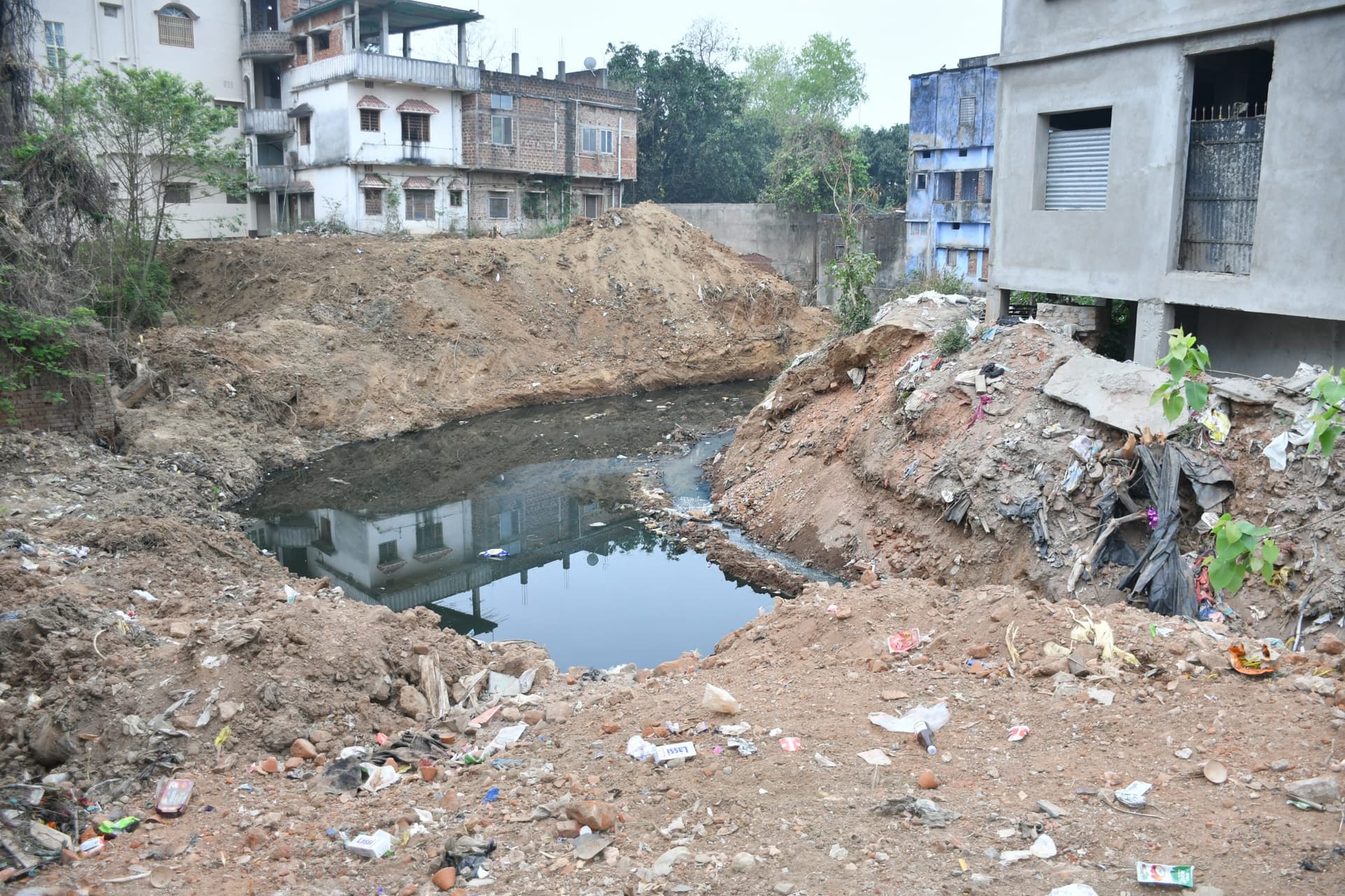 Deoghar news : बमबम बाबा पथ से हरिहरबाड़ी की ओर नाले व सड़क का काम किया गया शुरू