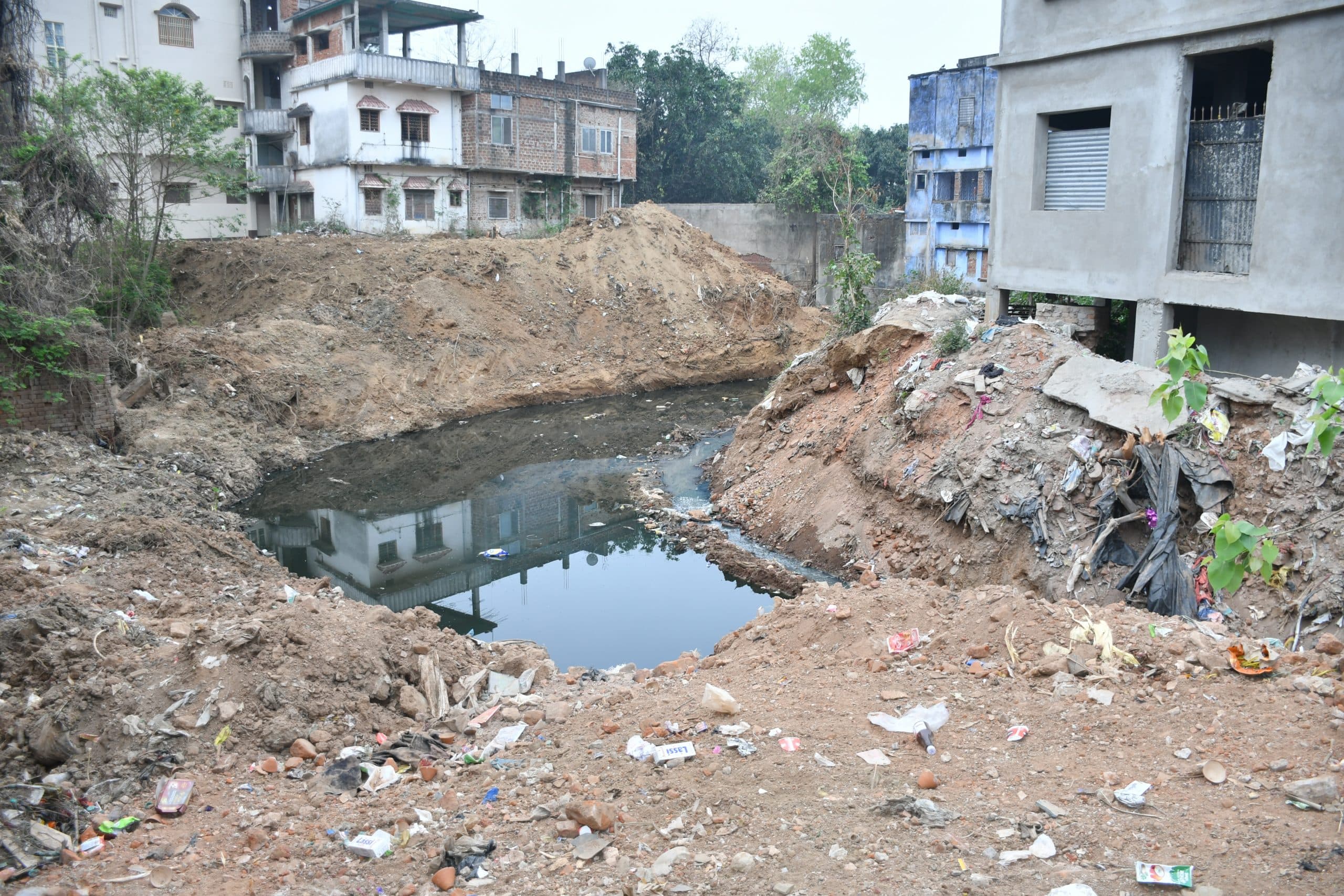 Deoghar news : बमबम बाबा पथ से हरिहरबाड़ी की ओर नाले व सड़क का काम किया गया शुरू