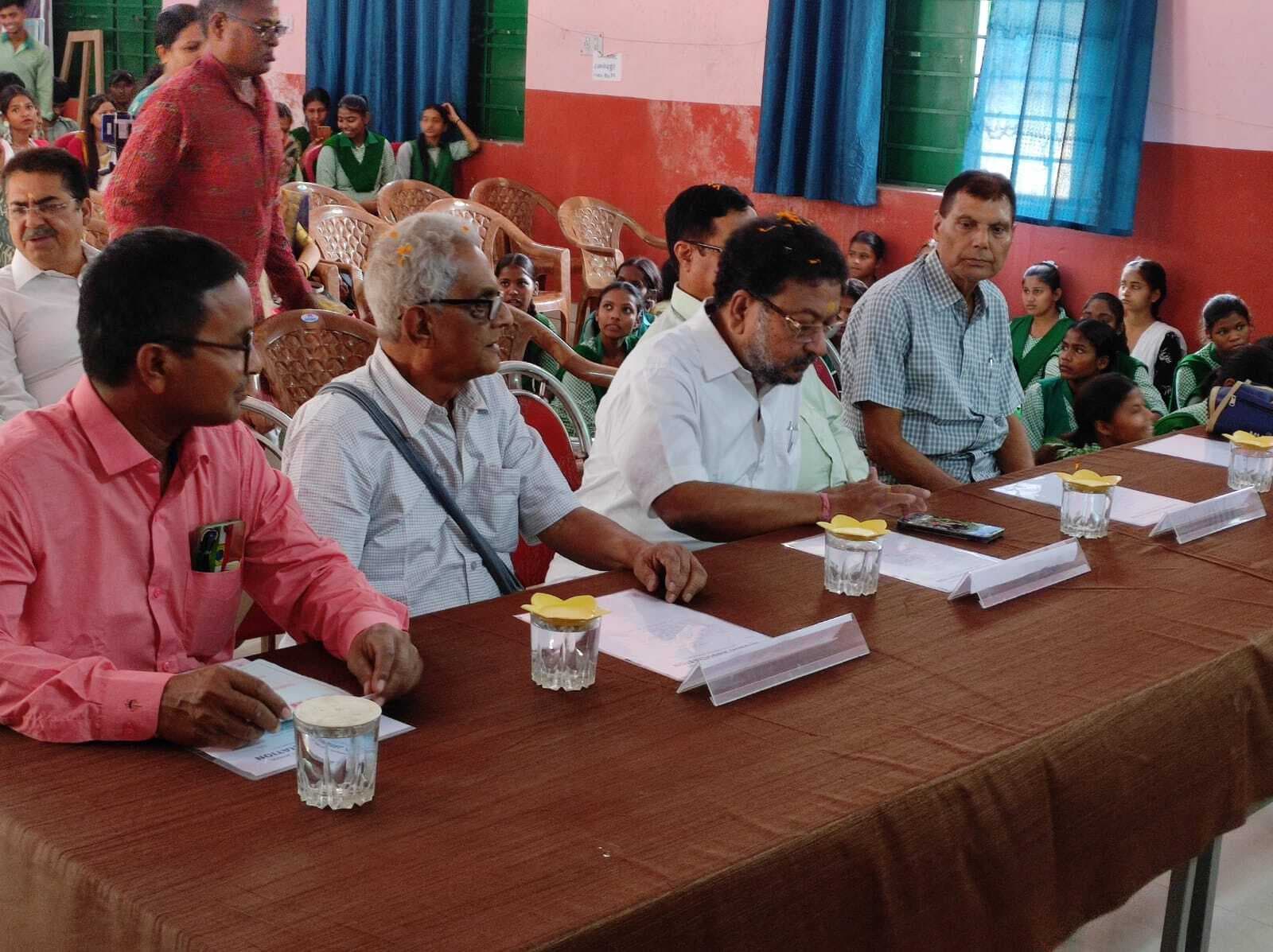 Jamshedpur news. पीएम श्री उत्क्रमित पीपुल्स एकेडमी में संस्थापक दिवस समारोह आयोजित