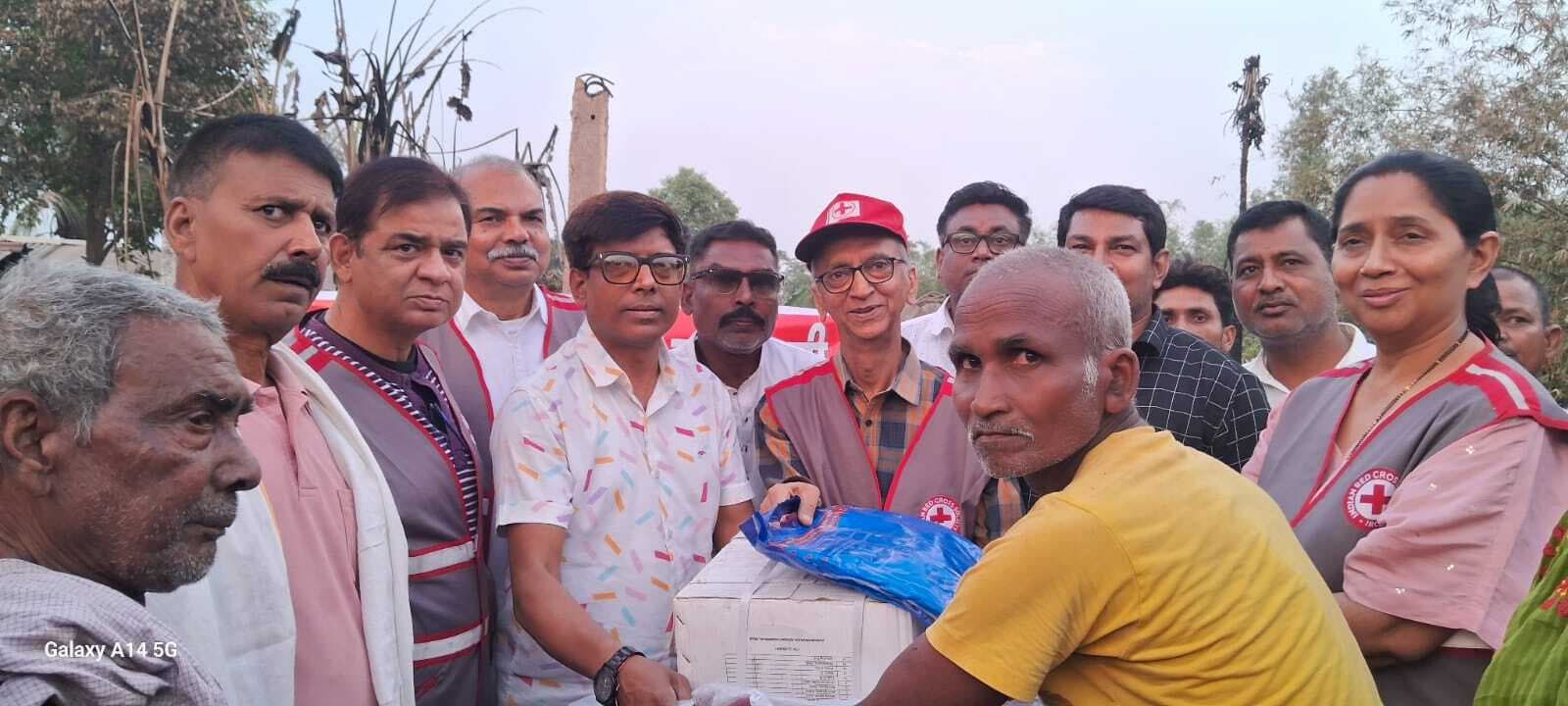 रेडक्रांस ने अग्निपीड़ितों के बीच राहत सामग्री का वितरण किया