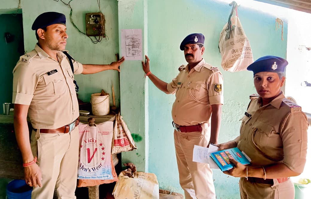 Gopalganj News  : शिक्षक हत्याकांड में अप्राथमिकी अभियुक्त के घर पुलिस ने चिपकाया इश्तेहार