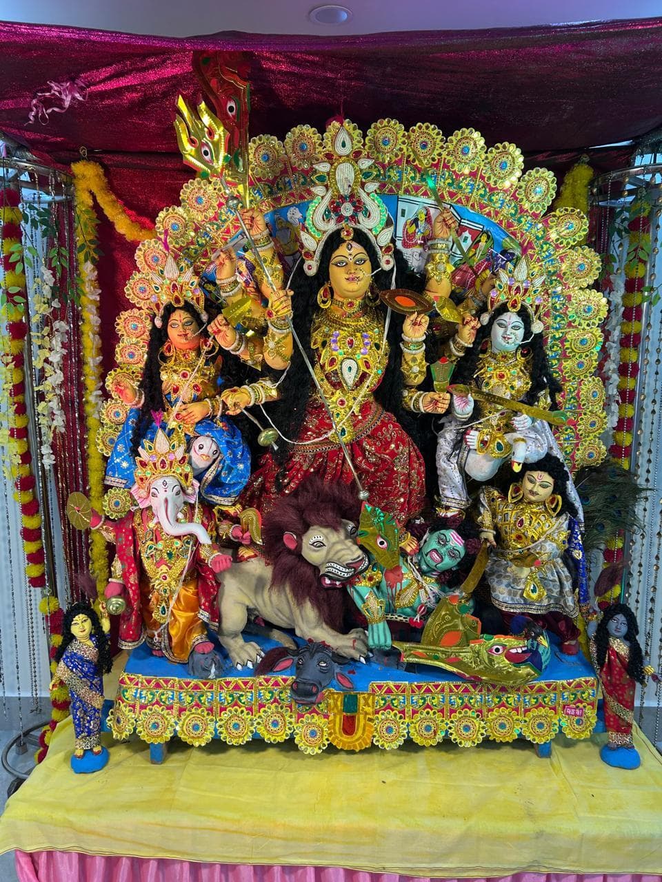 deoghar news : दुर्गा मंडपों के खुल गये पट, माता के दर्शन-पूजन को उमड़े भक्त