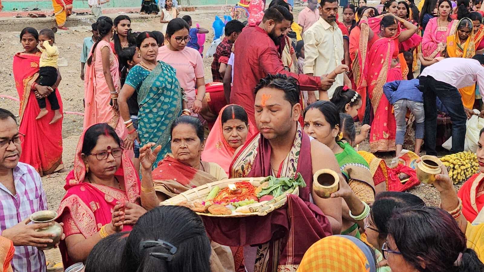 उदीयमान सूर्य को अर्घ्य दे मांगा आरोग्य का वरदान