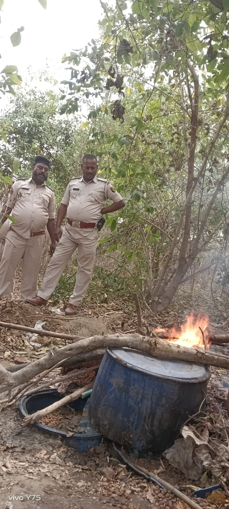 नवादा के जंगल में तीन शराब भट्ठियों  को किया ध्वस्त