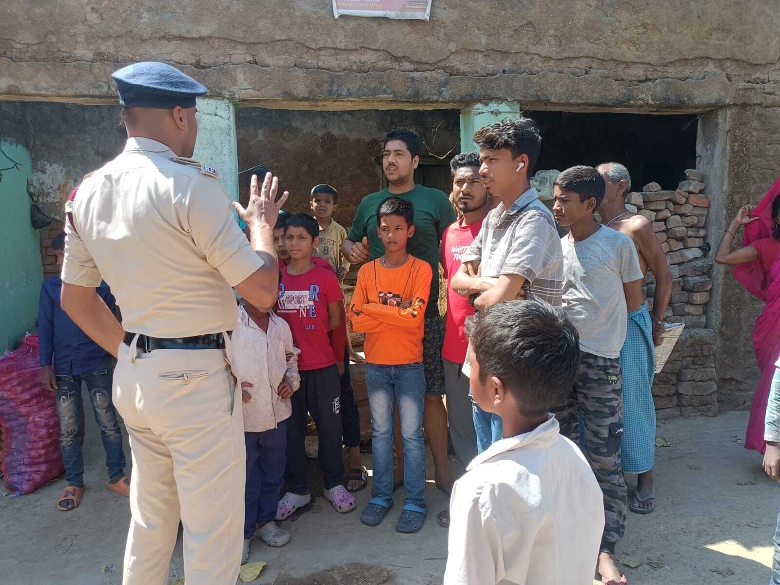 गांव-गांव घूम अगलगी के बारे में ग्रामीणों को कर रहे जागरूक