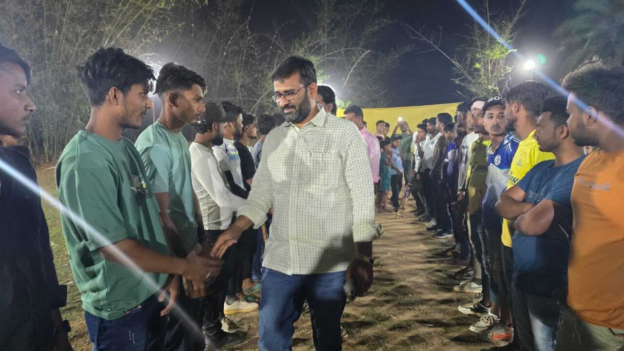 नाइट क्रिकेट टूर्नामेंट में देवघर की टीम रही विजयी