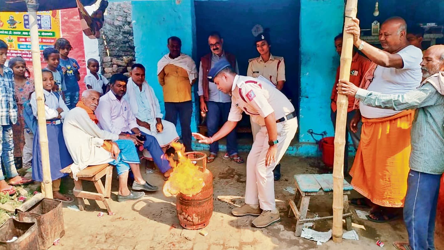 Gopalganj News : अगलगी की घटना से बचाव के लिए लोगों को प्रशिक्षित कर रहा विभाग