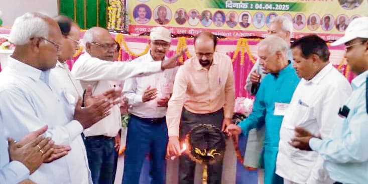 Chhapra News : मंडल स्तरीय अधिवेशन में सेवानिवृत्त रेलकर्मियों की उठायी गयी मांगें