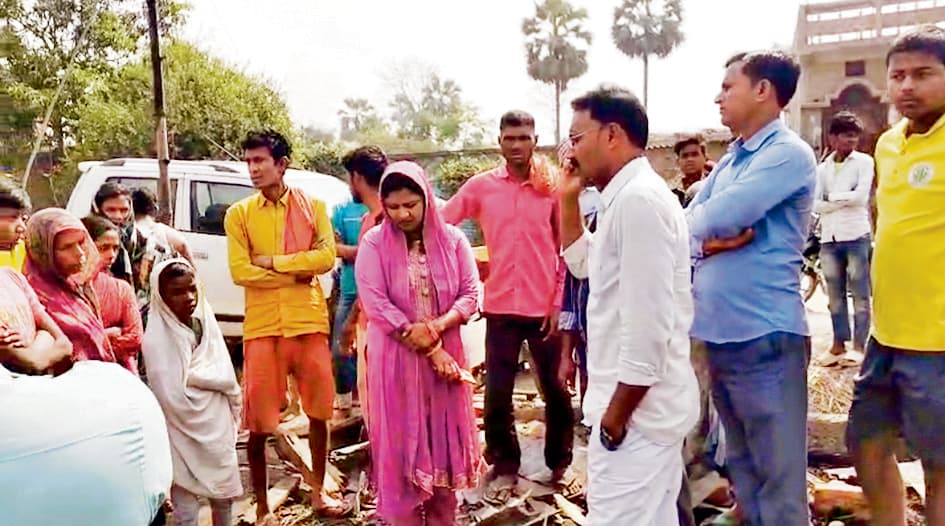 Chhapra News : आग लगने से दो फुसनुमा घर जलकर राख