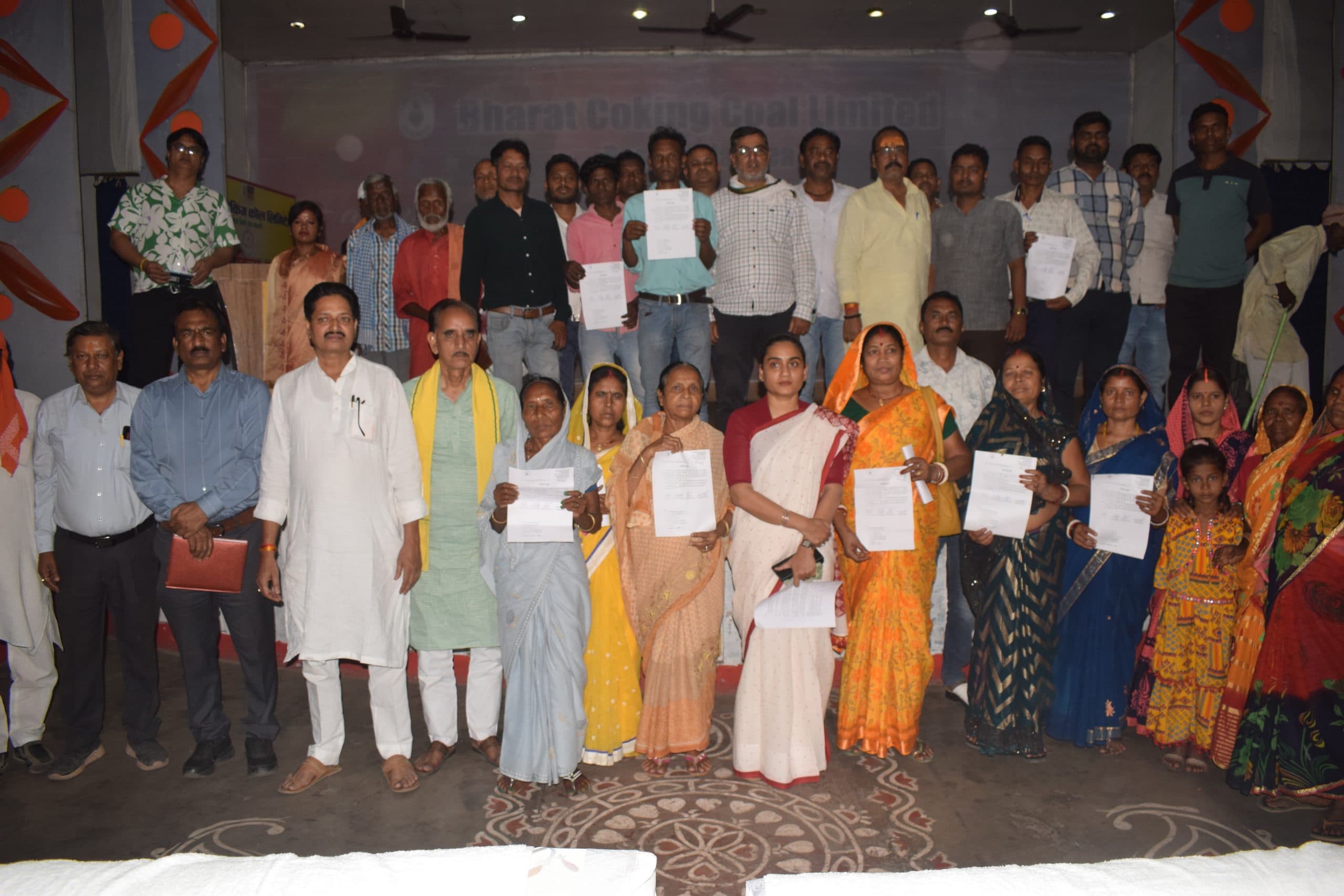 Dhanbad News : दोबारी रजवार बस्ती के 30 परिवार शिफ्ट होंगे करमाटांड़, प्रबंधन ने सौंपा कागजात