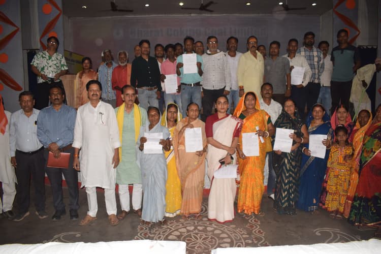 Dhanbad News : दोबारी रजवार बस्ती के 30 परिवार शिफ्ट होंगे करमाटांड़, प्रबंधन ने सौंपा कागजात