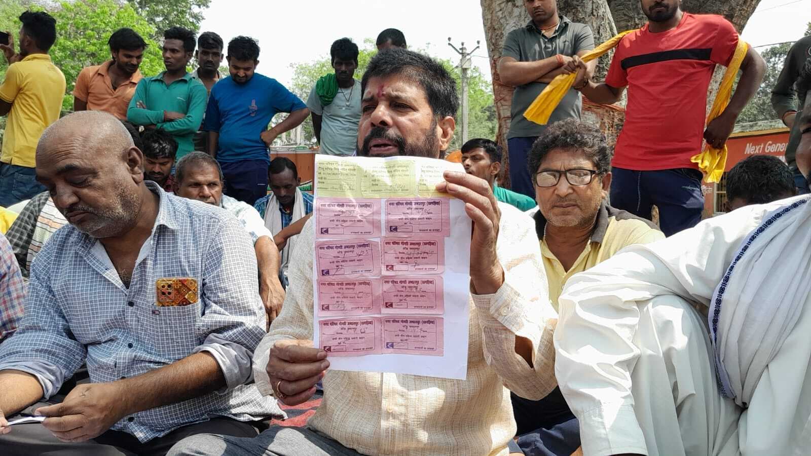 बैरियर स्टैंड के नाम पर वसूली के विरोध में दिया धरना