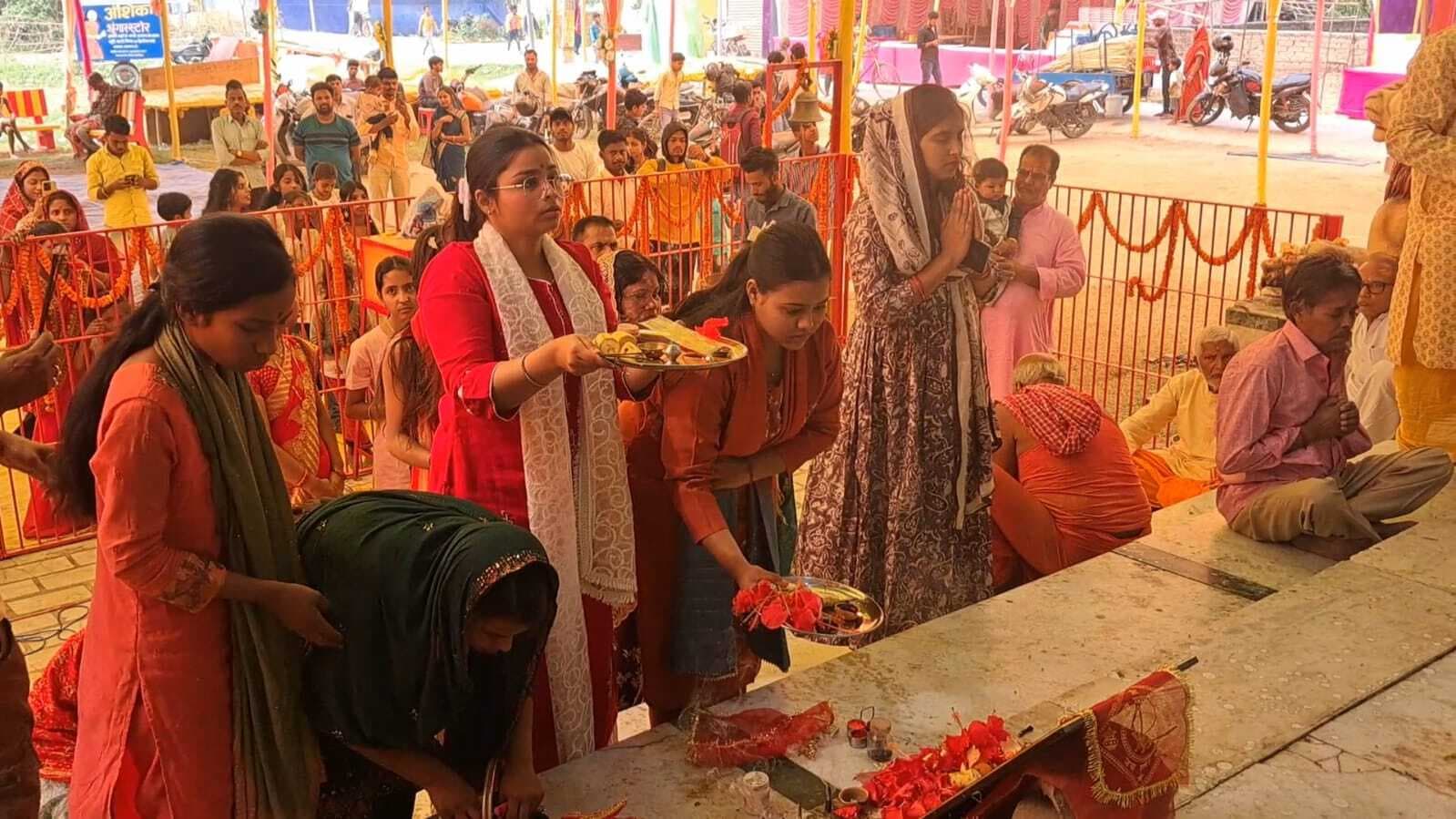 Religious news from Samastipur:देवी का पट खुलते ही दर्शन-पूजन के लिए उमड़े श्रद्धालु
