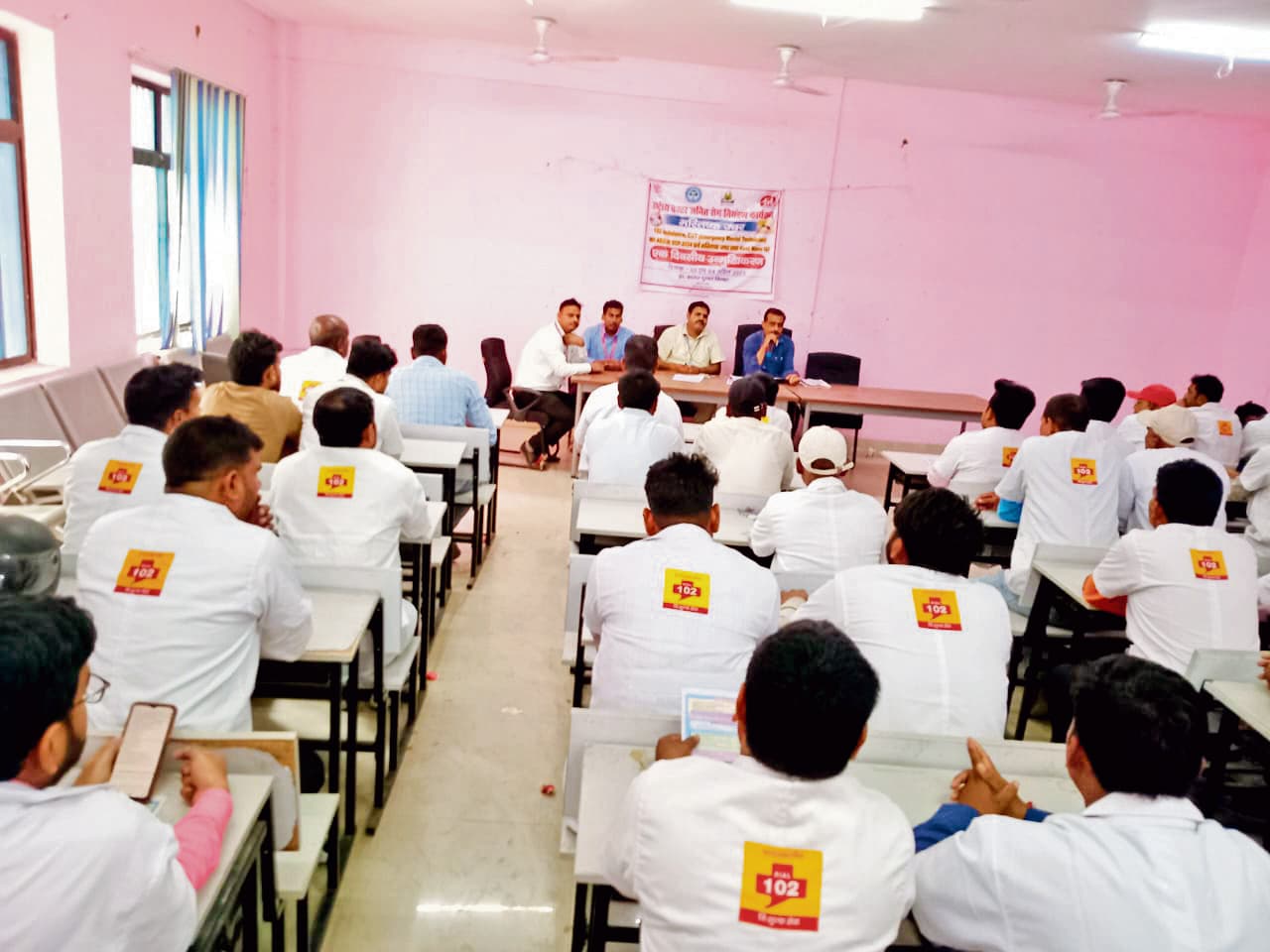 Chhapra News : चमकी बुखार के प्रबंधन को लेकर एंबुलेंस इएमटी को दिया गया प्रशिक्षण