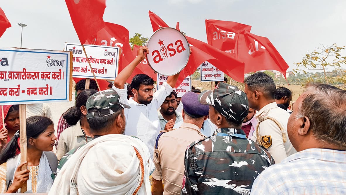 Chhapra News : जेपीयू में सीनेट की बैठक के दौरान आइसा ने किया विश्वविद्यालय का घेराव