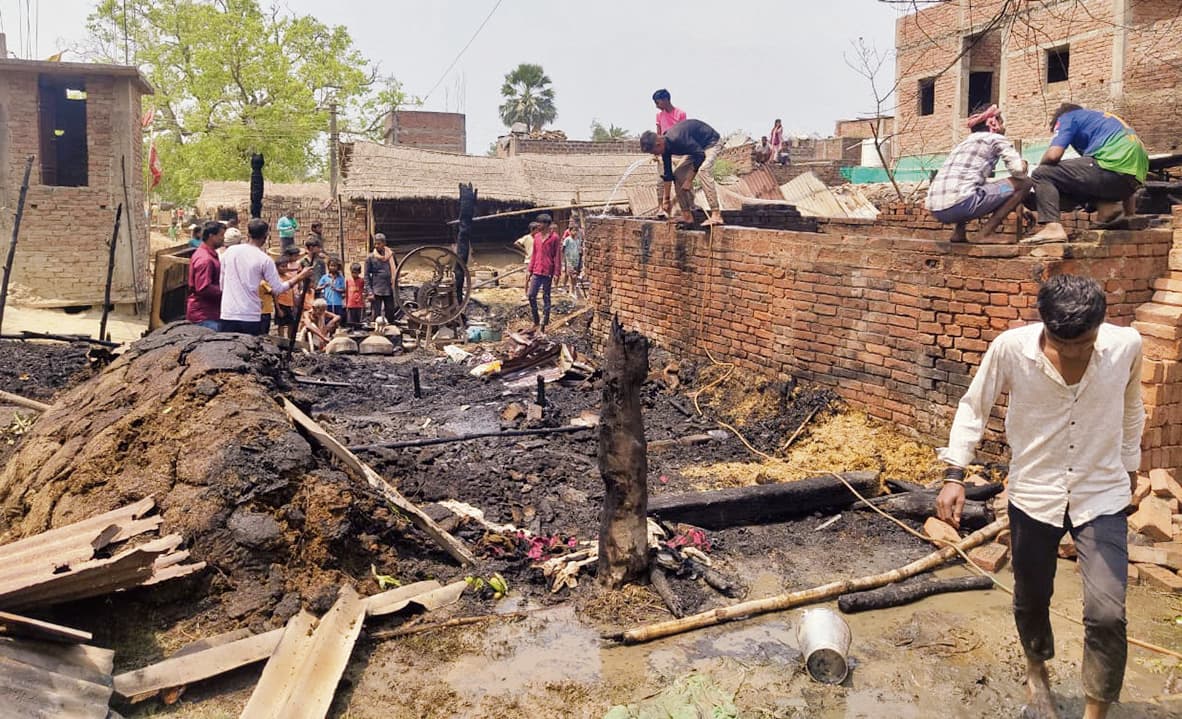 Chhapra News : शाॅर्ट सर्किट से पांच घरों में लगी आग, लाखों की संपत्ति जलकर राख