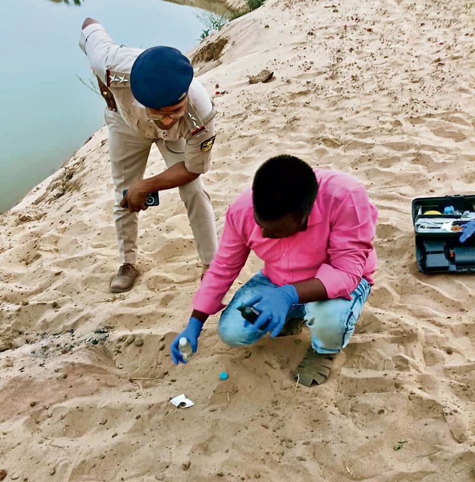 पैसों के विवाद में पत्नी की पहले पिटाई की फिर गला दबाकर मार डाला, शव को जलाया