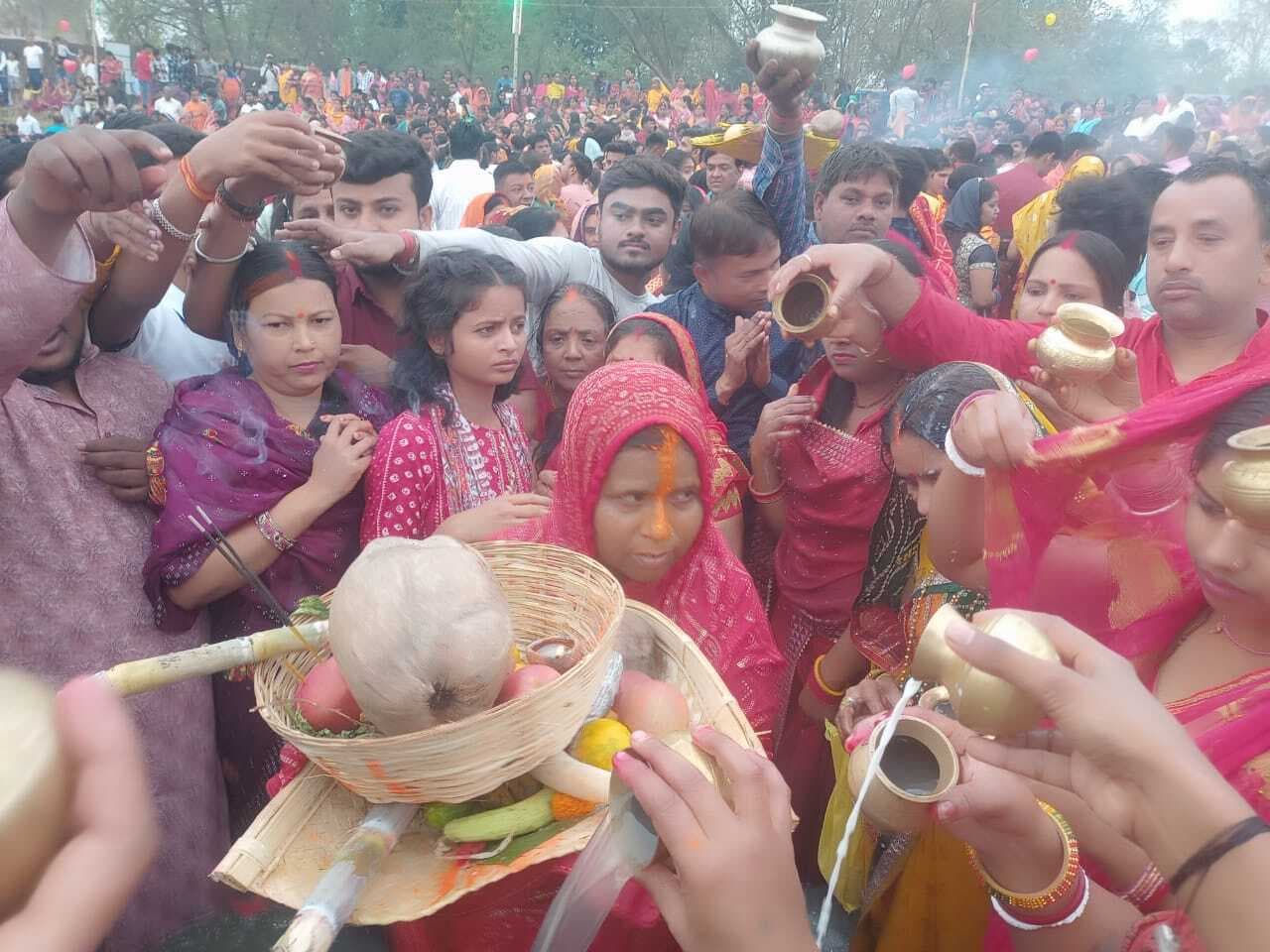 उदीयमान सूर्य को अर्घ्य के साथ संपन्न हुआ लोक आस्था का पर्व छठ