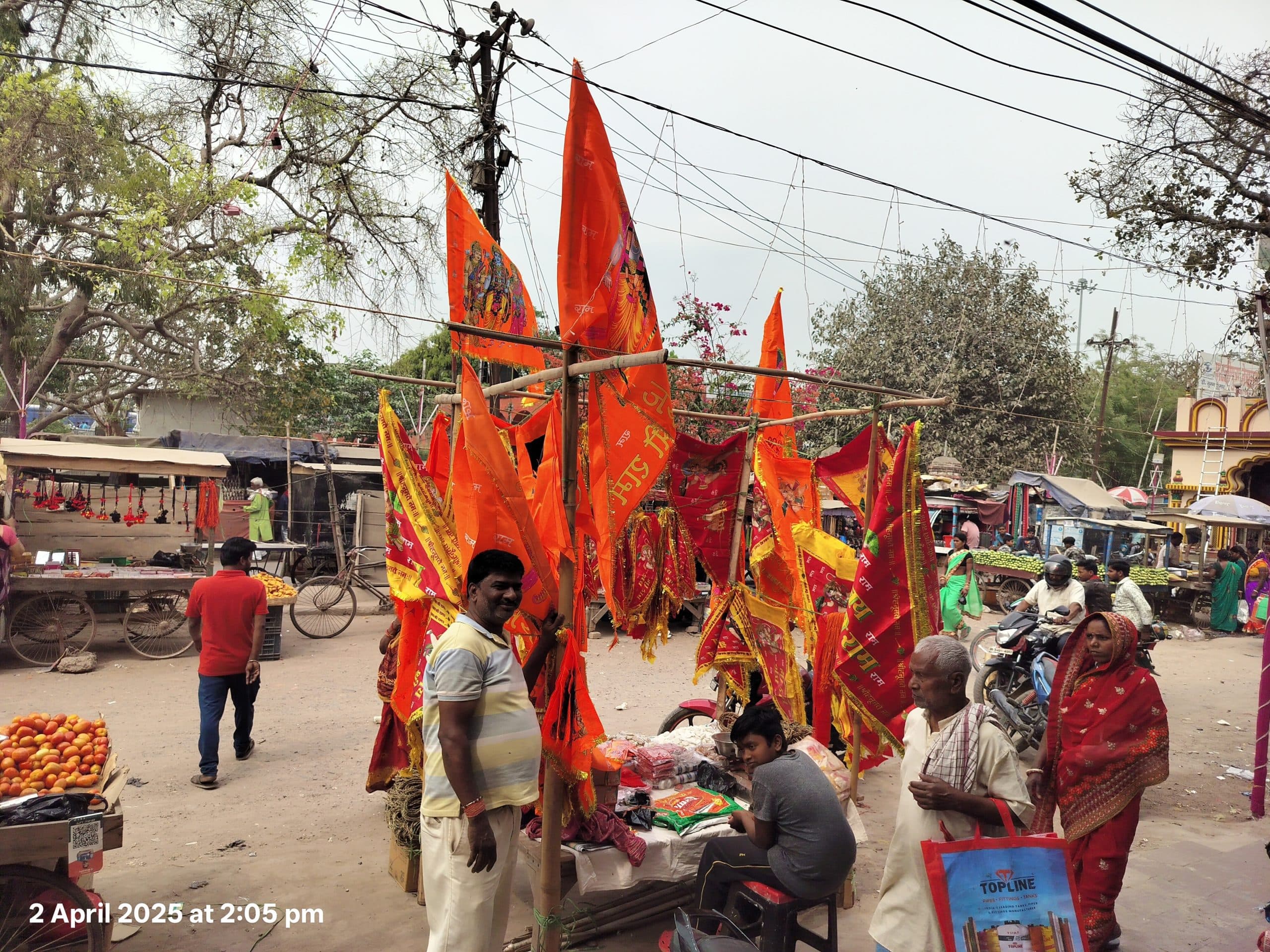 हनुमान पताका से पटा अलौली बाजार