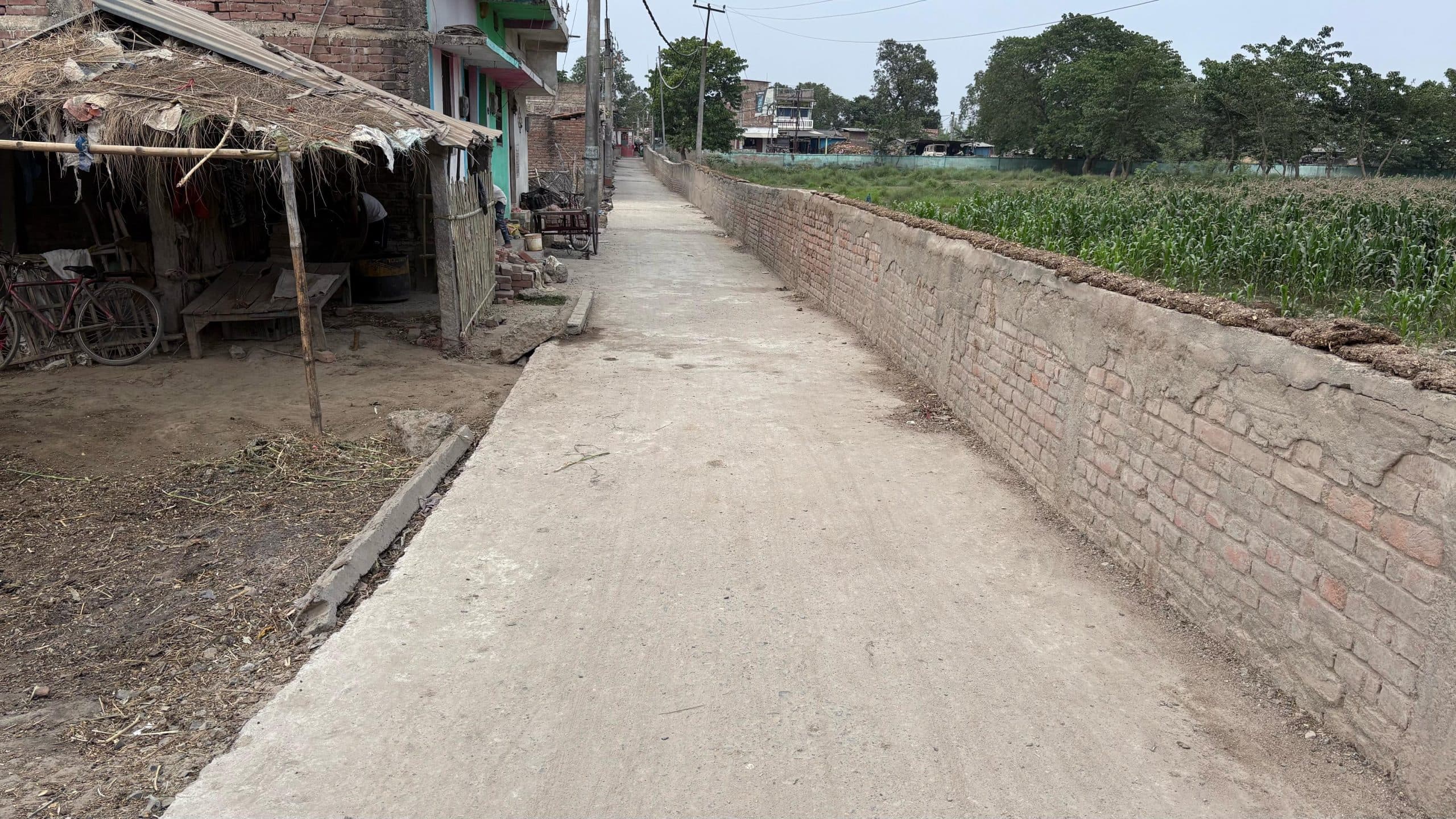 निर्माण के साथ टूटने लगी सड़क, गुणवत्ता की खुली पोल