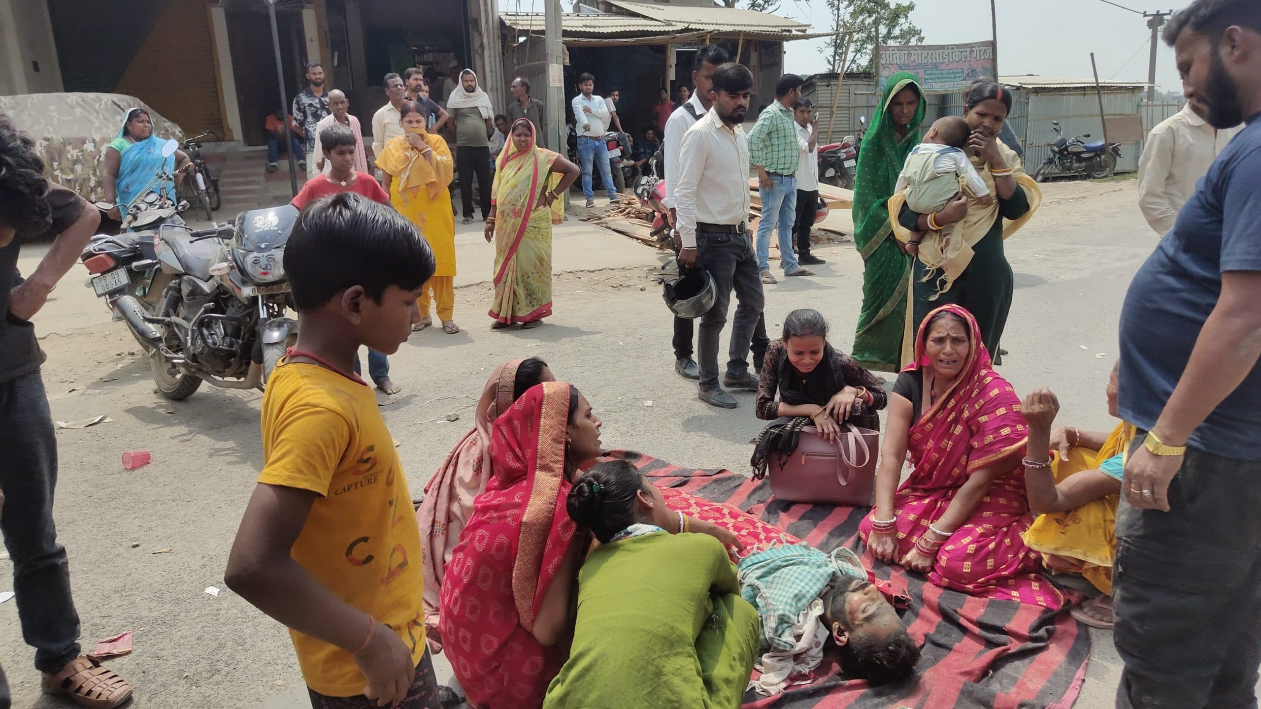 बेलदौर के तिलाठी में युवक का मिला शव, आक्रोशित लोगों ने किया पुलिस पर पथराव