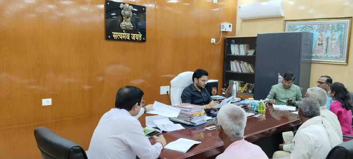 Madhubani News : डीएम के जनता दरबार में 79 लोगों ने दर्ज करायी शिकायतें