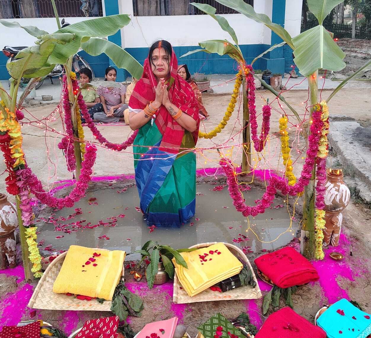 Religious news from Samastipur:व्रतियों ने उदीयमान सूर्य को दिया अर्घ, छठ पर्व का हुआ समापन