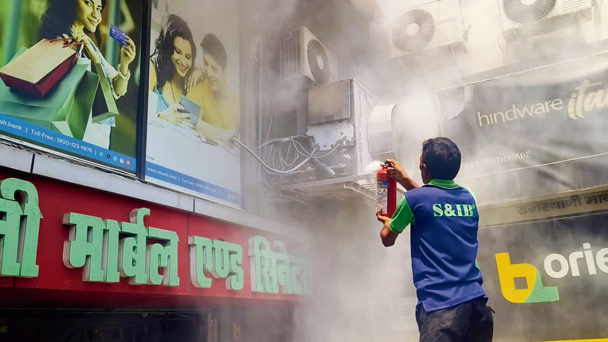 उत्कर्ष फाइनेंस बैंक में रिपेयरिंग के दौरान एसी में लगी आग, मची रही अफरातफरी