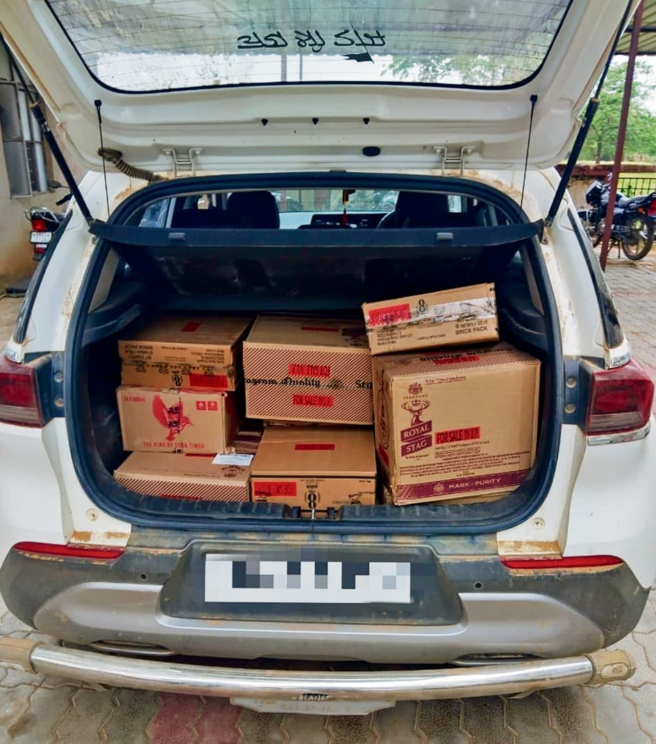 130 लीटर शराब के साथ दो तस्कर गिरफ्तार, कार जब्त