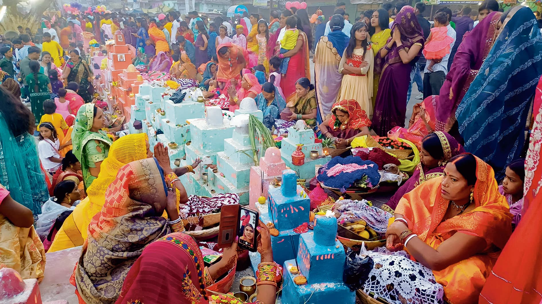 Gopalganj News : उदीयमान सूर्य को अर्घ देकर मांगी सुख-समृद्धि, शहर के छठ घाटों पर व्रतियों ने की छठ मइया की पूजा