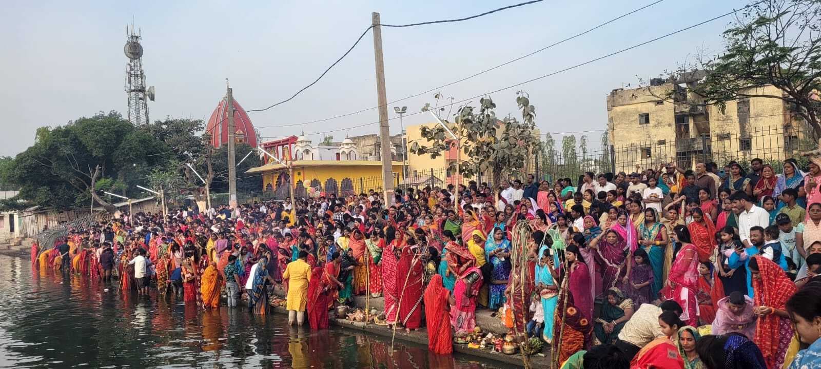 Madhubani News : उदीयमान भगवान भास्कर को अर्घ अर्पण के साथ चैती छठ का हुआ समापन