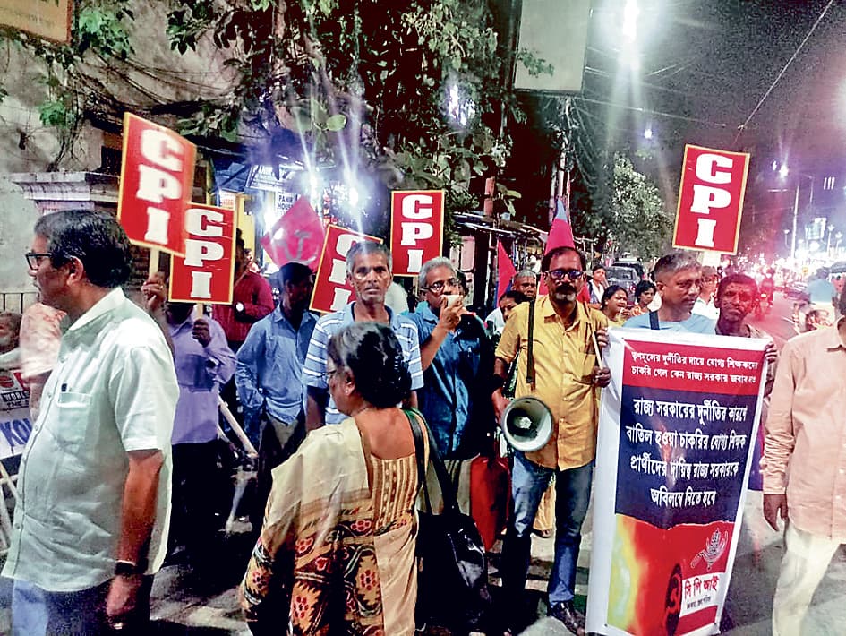 शिक्षकों की नौकरी जाने पर सीपीआइ ने किया प्रदर्शन