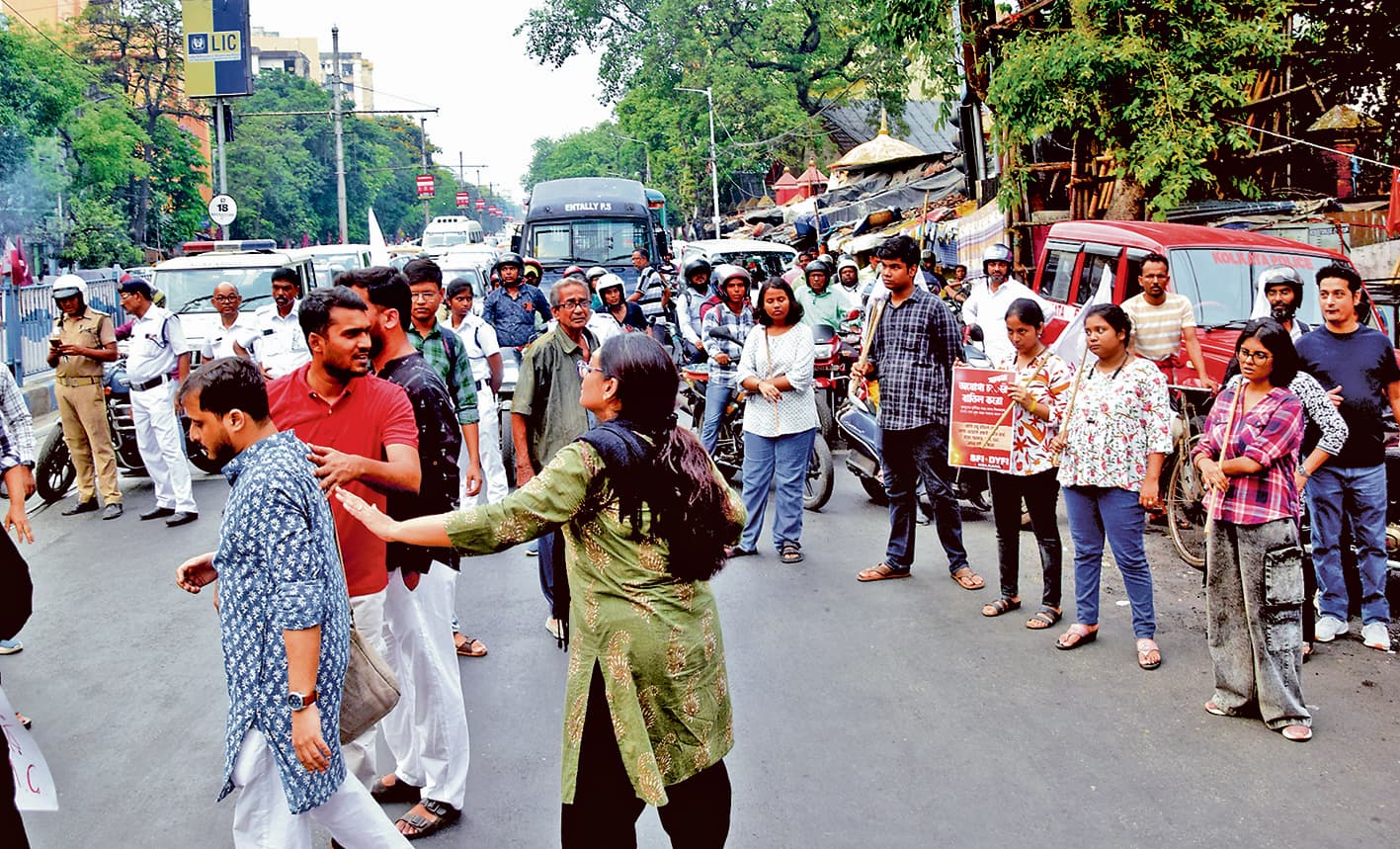 एसएफआइ व डीवाईएफआइ ने की मुख्यमंत्री से इस्तीफे की मांग