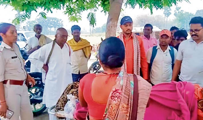 hajipur news. अज्ञात वाहन की चपेट में आने से मां की मौत, बेटी जख्मी