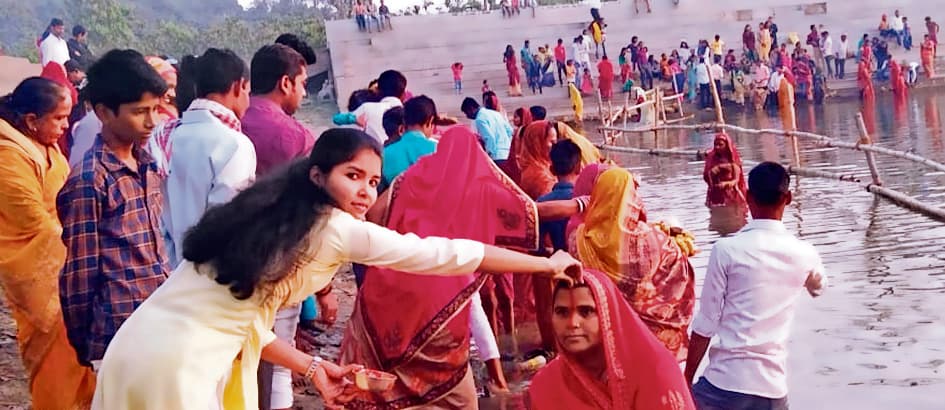 hajipur news. चैती छठ: उदीयमान सूर्य को अर्घ देने के लिए घाटों पर उमड़ी भीड़