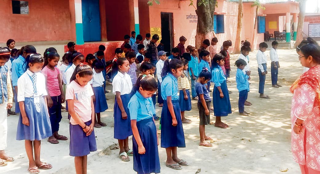 hajipur news. उत्क्रमित मध्य विद्यालय लोदीपुर में शिक्षकों व छात्रों ने अभिनेता मनोज कुमार को दी श्रद्धांजलि