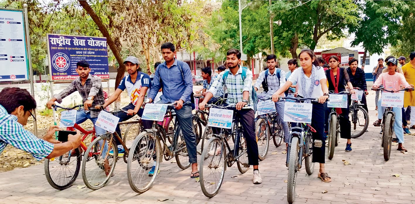 Gaya News : बुनियादी ढांचे के अभाव में लोग साइकिल चलाने से हिचकिचाते हैं